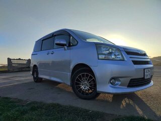 2010 Toyota Noah II (R70), серебристый, 1200000 рублей, вид 3
