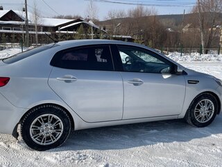 2013 Kia Rio 5-speed III, серебристый, 870000 рублей, вид 2