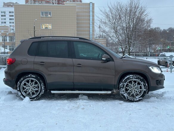 2015 Volkswagen Tiguan I Рестайлинг, коричневый, 1600000 рублей - вид 4