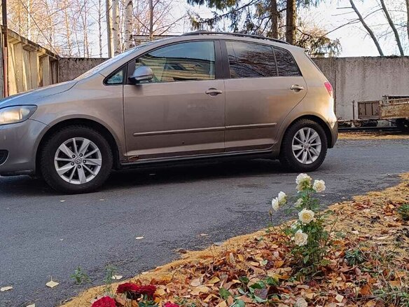 2012 Volkswagen Golf Plus II, коричневый, 699000 рублей - вид 2