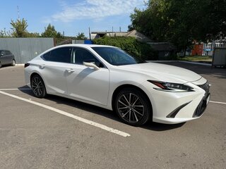 2021 Lexus ES 250 VII Рестайлинг, белый, 5000000 рублей, вид 3