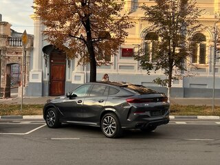 2021 BMW X6 40i III (G06), серый, 8500000 рублей, вид 2