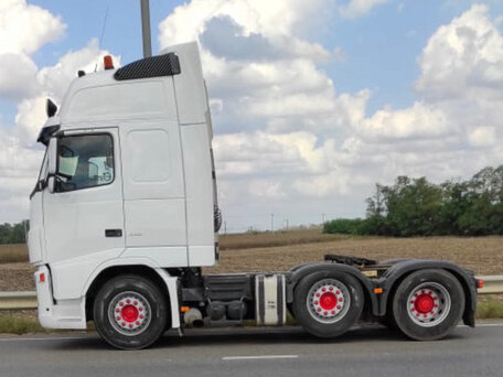 2006 Volvo FH, белый, 6800000 рублей, вид 1