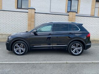 2018 Volkswagen Tiguan II, чёрный, 2690000 рублей, вид 2