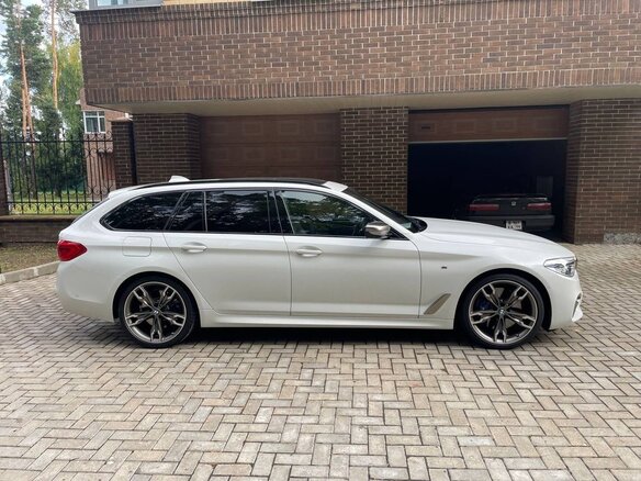 2019 BMW 5 серии M550d xDrive VII (G30/G31/G38), белый, 7000000 рублей - вид 1