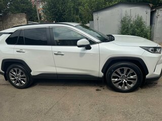 2021 Toyota RAV4 V (XA50), белый, 3950000 рублей, вид 4