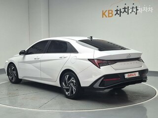 2023 Hyundai Avante VII Рестайлинг, белый, 1950000 рублей, вид 4