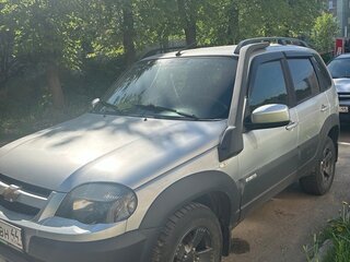 2018 Chevrolet Niva I Рестайлинг, серебристый, 730000 рублей, вид 2
