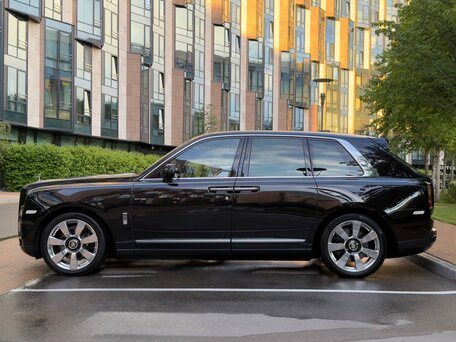 2022 Rolls-Royce Cullinan I (Series I), коричневый, 27650000 рублей, вид 2