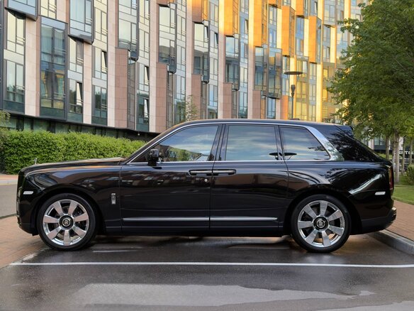 2022 Rolls-Royce Cullinan I (Series I), коричневый, 28450000 рублей - вид 1