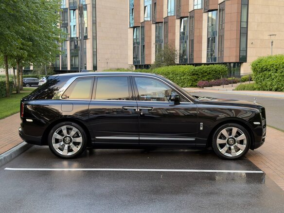 2022 Rolls-Royce Cullinan I (Series I), коричневый, 28450000 рублей - вид 5