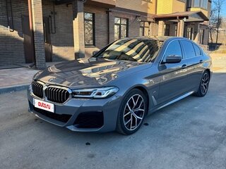 2021 BMW 5 серии 530i VII (G30/G31/G38) Рестайлинг, серый, 5600000 рублей, вид 3