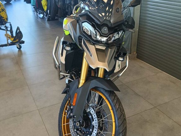 2026 Voge 900DSX, серебристый, 1033000 рублей - вид 3