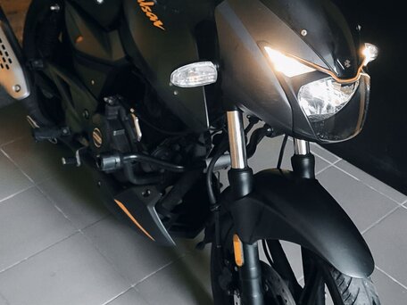 2021 Bajaj Pulsar 180, чёрный, 140000 рублей, вид 4