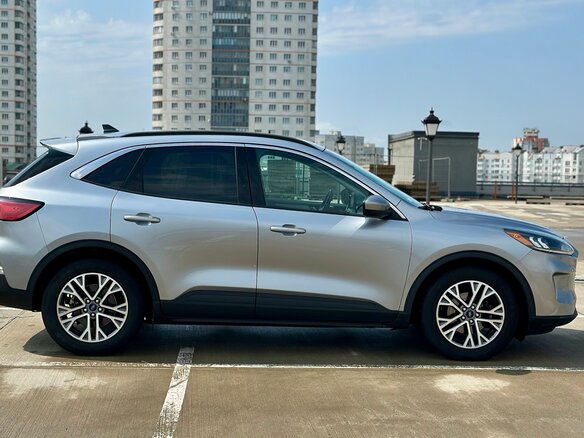 2021 Ford Escape IV, серебристый, 1550000 рублей - вид 2