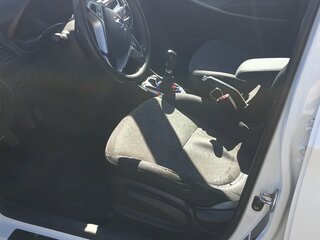 2013 Hyundai Solaris I, белый, 750000 рублей, вид 4