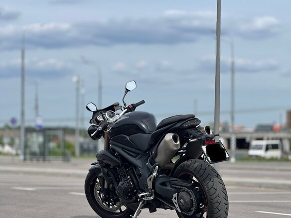 2015 Triumph Speed Triple, чёрный - вид 2