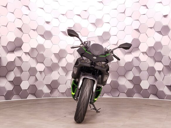 2025 Kawasaki Ninja 7, серебристый, 869000 рублей - вид 4