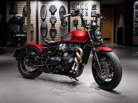 2022 Triumph Bonneville Bobber, красный, 1600000 рублей, вид 1
