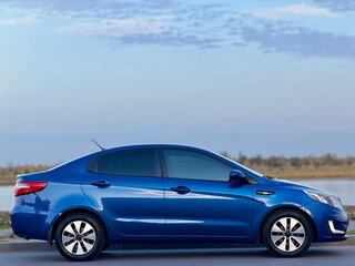 2013 Kia Rio 5-speed III, синий, 900000 рублей, вид 4