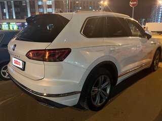 2019 Volkswagen Touareg III, белый, 4050000 рублей, вид 3