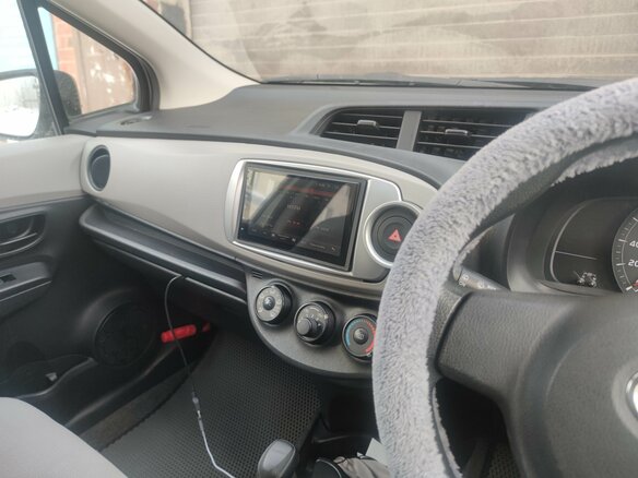 2011 Toyota Vitz III (XP130), серый, 860000 рублей - вид 9
