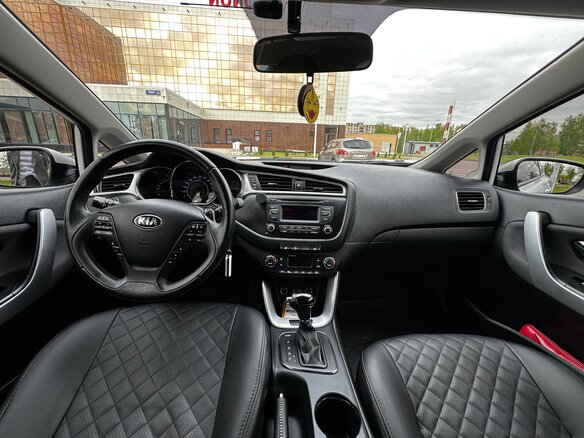 2017 Kia Ceed II Рестайлинг, белый, 1120000 рублей - вид 8