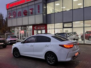 2021 Kia Rio IV Рестайлинг, белый, 1550000 рублей, вид 4