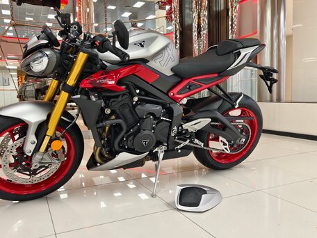2026 Triumph Street Triple, серый, 1580000 рублей, вид 2