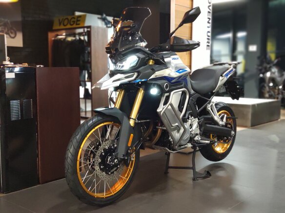 2026 Voge 900DSX, серебристый, 1033000 рублей - вид 2