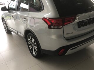 2019 Mitsubishi Outlander III Рестайлинг 3, серебристый, 2400000 рублей, вид 4