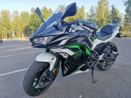2021 Kawasaki Ninja 650, белый, 679154 рублей, вид 3