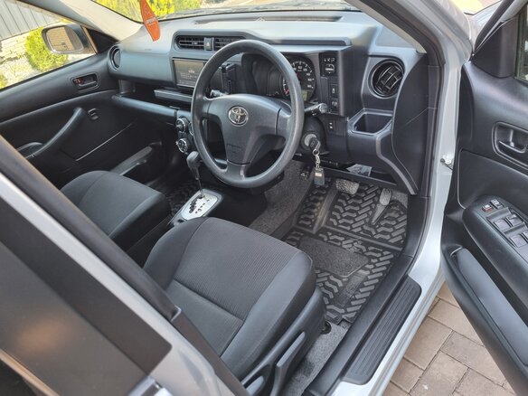2015 Toyota Succeed I Рестайлинг, серебристый, 1400000 рублей - вид 17