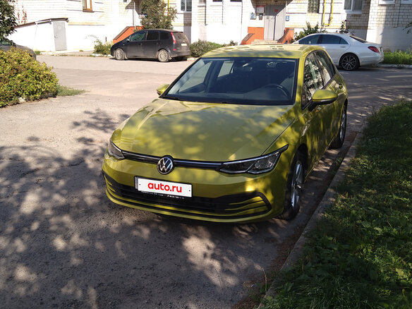 2020 Volkswagen Golf VIII, жёлтый, 2280000 рублей - вид 1