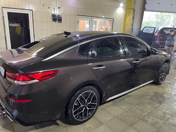 2018 Kia Optima IV Рестайлинг, коричневый, 2700000 рублей
