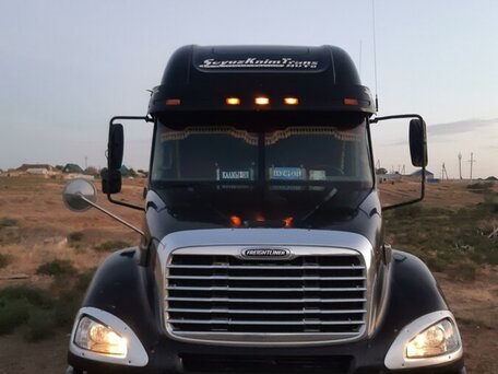 2000 Freightliner Columbia, чёрный, 1500000 рублей, вид 1