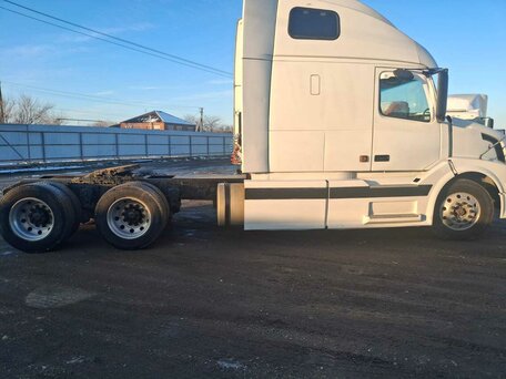 2004 Volvo VNL, белый, 1750000 рублей, вид 3