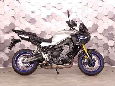 2021 Yamaha MT-09 Tracer (FJ-09), серебристый, 1277000 рублей, вид 3