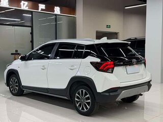 2022 Toyota Yaris IV, белый, 1133000 рублей, вид 3
