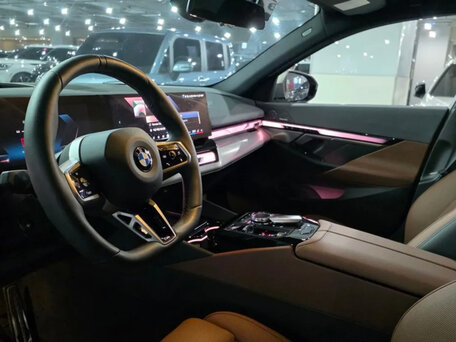 2025 BMW 5 серии 530i xDrive VIII (G60/G61/G68), бежевый, 7050000 рублей, вид 5