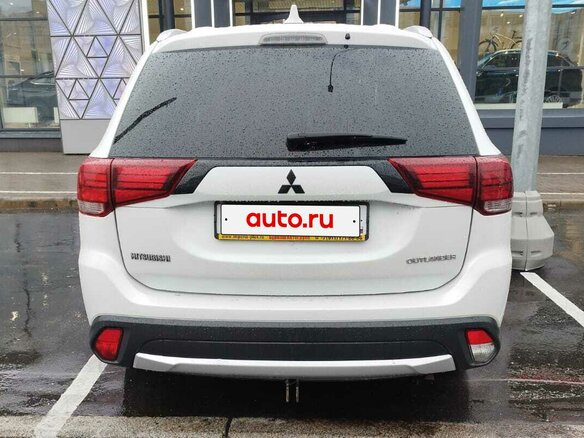 2018 Mitsubishi Outlander III Рестайлинг 2, белый, 1850000 рублей - вид 4