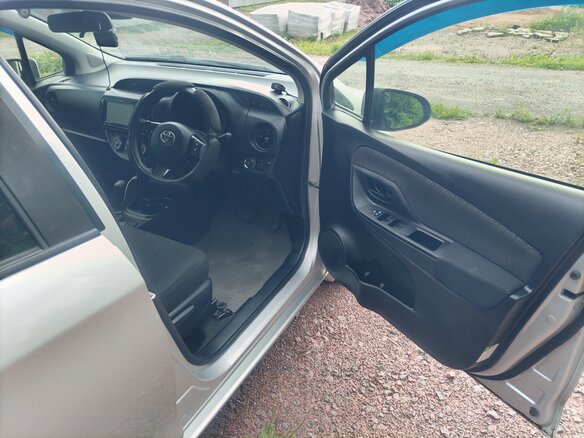 2019 Toyota Vitz III (XP130) Рестайлинг, серый, 860000 рублей - вид 8