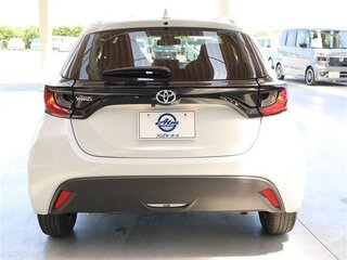 2023 Toyota Yaris IV, белый, 750000 рублей, вид 4
