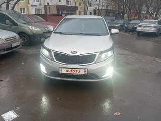 2014 Kia Rio 6-speed III, серебристый, 725000 рублей, вид 4