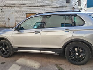 2018 Volkswagen Tiguan II, серебристый, 2960000 рублей, вид 3