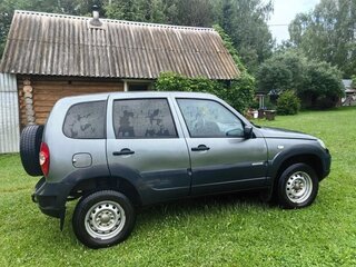 2017 Chevrolet Niva I Рестайлинг, серый, 525000 рублей, вид 3