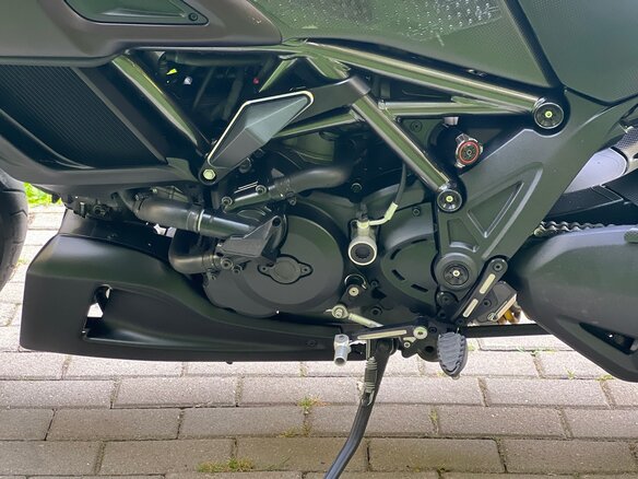 2015 Ducati Diavel Carbon, чёрный - вид 5