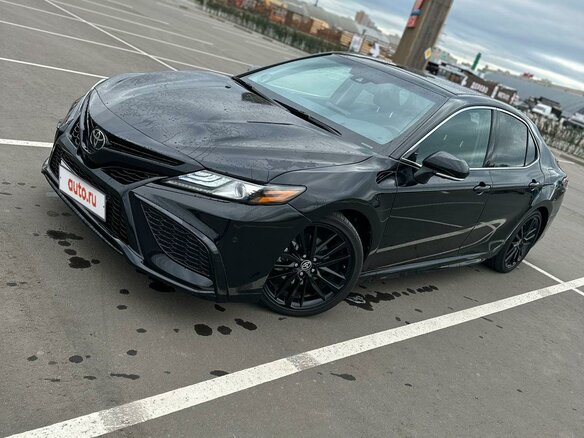 2021 Toyota Camry VIII (XV70) Рестайлинг, чёрный, 2000000 рублей - вид 3