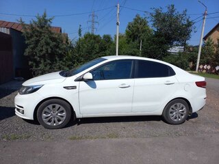 2015 Kia Rio III Рестайлинг, белый, 750000 рублей, вид 3