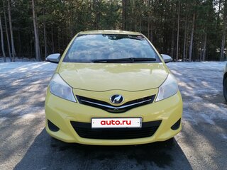 2013 Toyota Vitz III (XP130), жёлтый, 860000 рублей, вид 1